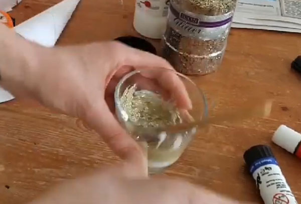 Смешивание клея с глиттером