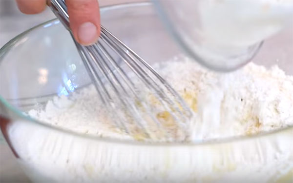 Творог смешивают с мукой