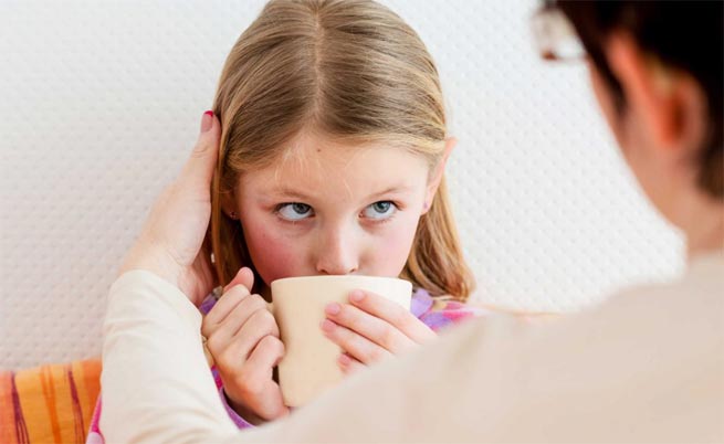 Девочка пьёт Питание ребенка