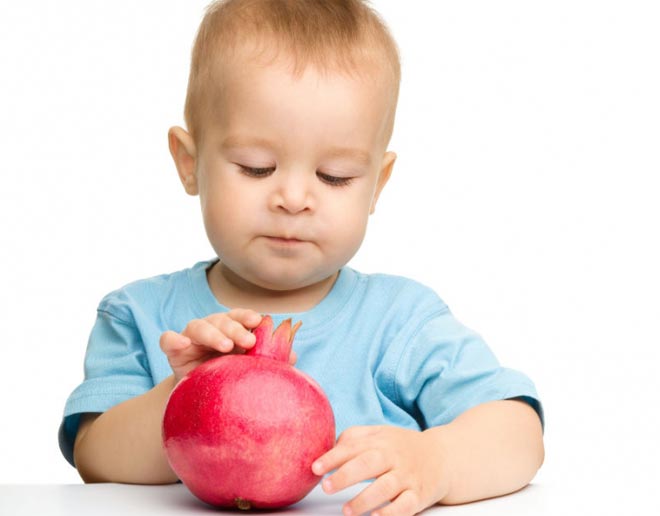 Ребенок с гранатом Гранат ребенку