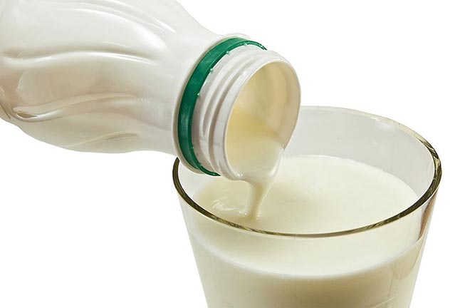 Налитье кефира в стакан Стакан кефира