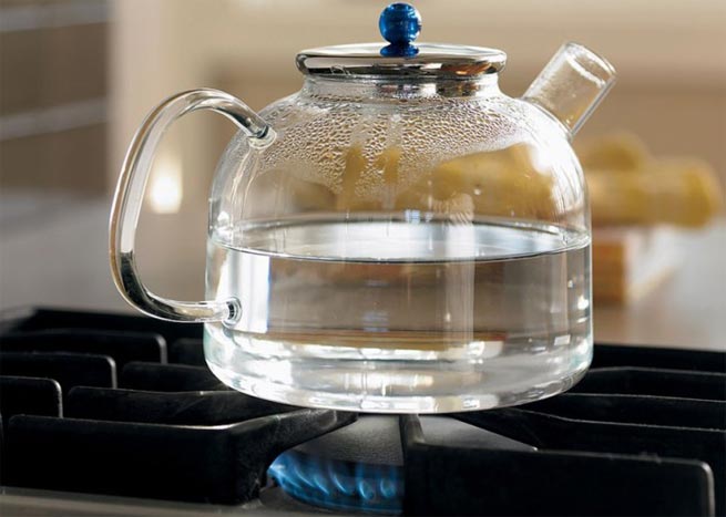 Чайник с водой кипяченая вода