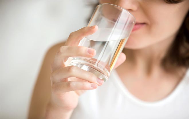 Девушка пьет воду