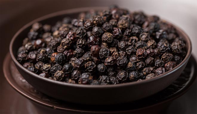 Черный перец горошком