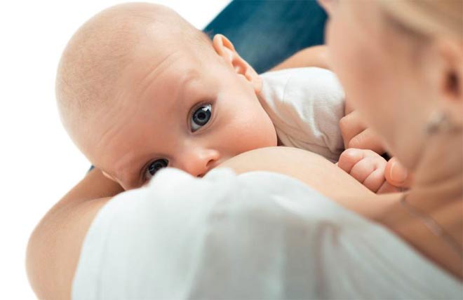 Малыш сосет грудь Малыш сосет грудь