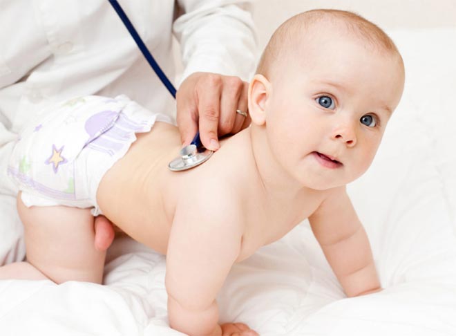 Врач слушает новорожденного Врач с новорожденным