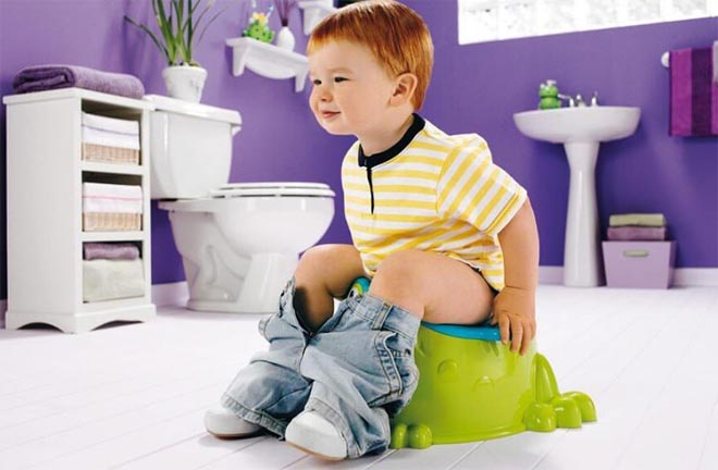 Ребенок на зеленом горшке Малыш на горшке